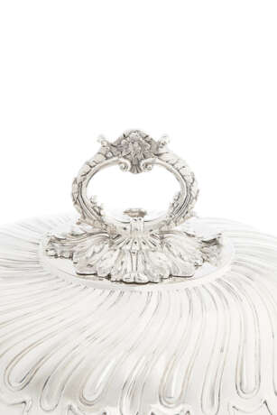 A SET OF FOUR REGENCY SILVER ENTR&#201;E-DISHES AND COVERS - фото 3