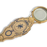 A GEORGE III ENAMELLED GOLD-MOUNTED MAGNIFYING GLASS - фото 3