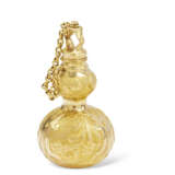 A LOUIS XV GOLD SCENT BOTTLE - фото 2