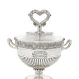 A REGENCY SILVER EGG CODDLER WITH SIX EGG CUPS - Foto 1