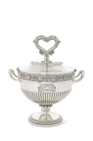 A REGENCY SILVER EGG CODDLER WITH SIX EGG CUPS - фото 1
