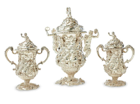 A SUITE OF THREE GEORGE II SILVER CUPS AND COVERS - Foto 1