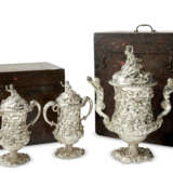 A SUITE OF THREE GEORGE II SILVER CUPS AND COVERS - Foto 7