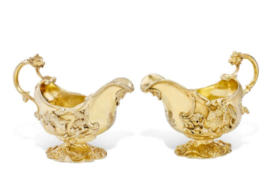 A PAIR OF GEORGE II SILVER-GILT CREAM BOATS - Foto 1