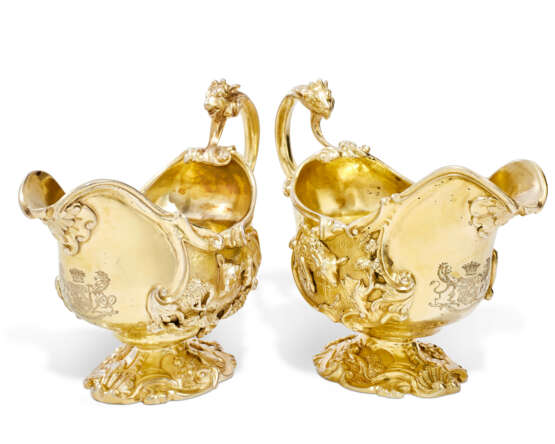 A PAIR OF GEORGE II SILVER-GILT CREAM BOATS - photo 2