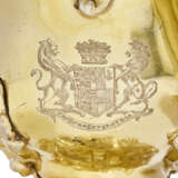 A PAIR OF GEORGE II SILVER-GILT CREAM BOATS - Foto 4