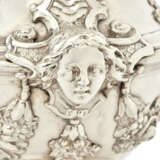 A SET OF THREE GEORGE II SILVER CASTERS - Foto 3