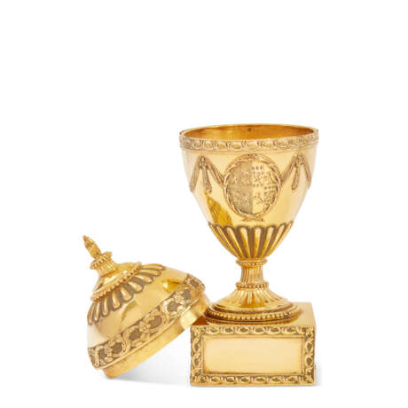 A GEORGE III GOLD VASE AND COVER - photo 2