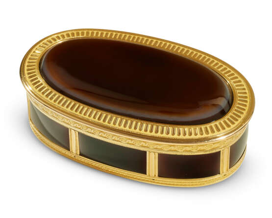 A LOUIS XVI GOLD AND HARDSTONE SNUFF BOX - фото 1
