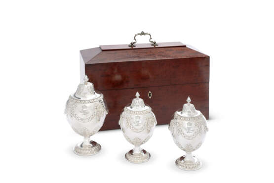 A PAIR OF GEORGE III SILVER TEA CADDIES AND MATCHING SUGAR VASE IN MAHOGANY CASE - Foto 1