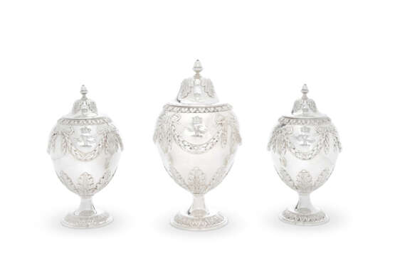 A PAIR OF GEORGE III SILVER TEA CADDIES AND MATCHING SUGAR VASE IN MAHOGANY CASE - Foto 2
