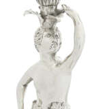 A PAIR OF GEORGE III SILVER CANDLESTICKS - Foto 2