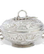 Bols à soupe. A CHARLES II SILVER PORRINGER AND COVER