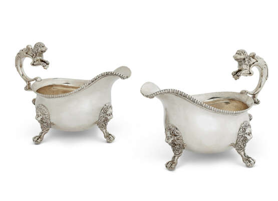 A PAIR OF GEORGE II SILVER SAUCEBOATS - фото 1