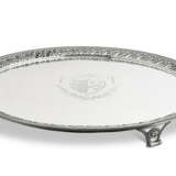 A GEORGE III SILVER LARGE SALVER - Foto 2