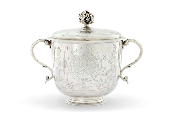 A JAMES II SILVER PORRINGER AND COVER - photo 1