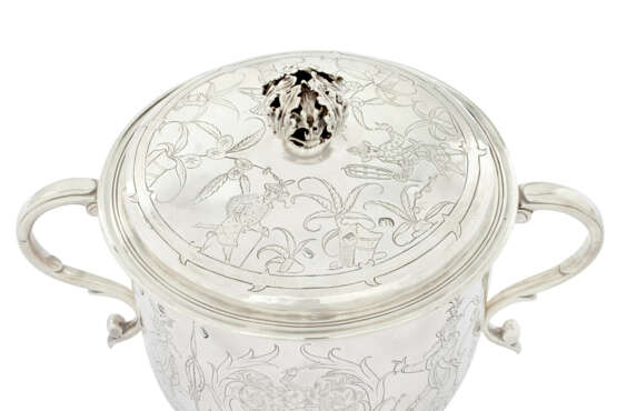A JAMES II SILVER PORRINGER AND COVER - photo 3