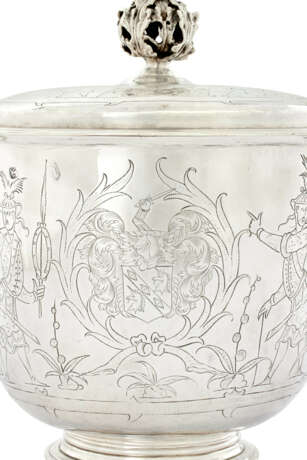 A JAMES II SILVER PORRINGER AND COVER - фото 4