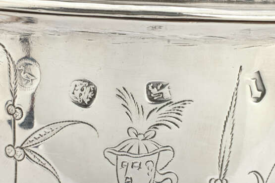 A JAMES II SILVER PORRINGER AND COVER - Foto 5