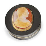 AN ITALIAN GOLD-MOUNTED HARDSTONE BONBONNIERE SET WITH AN AGATE CAMEO - фото 1