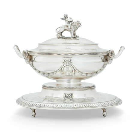 A PAIR OF GEORGE III SILVER SOUP TUREENS, COVERS, LINERS AND STANDS - Foto 3