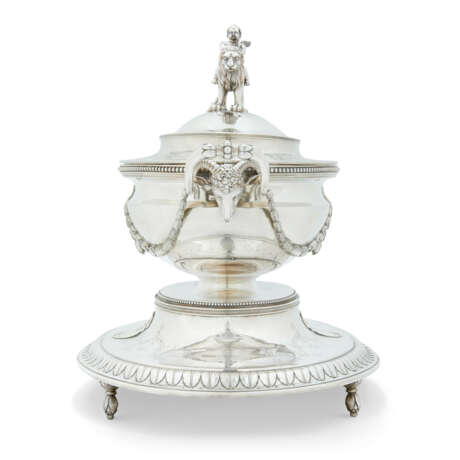 A PAIR OF GEORGE III SILVER SOUP TUREENS, COVERS, LINERS AND STANDS - Foto 5