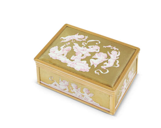 A FRENCH ENAMELLED TWO-COLOUR GOLD SNUFF-BOX - фото 1
