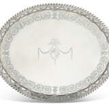 A GEORGE III SILVER LARGE TRAY - фото 1