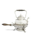 A ROYAL QUEEN ANNE SILVER KETTLE ON WILLIAM III STAND FROM THE CUMBERLAND PLATE - Archives des enchères