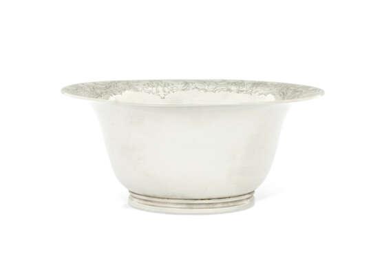 A GEORGE II SILVER BOWL OR `MOUTH BASIN` FROM THE WARRINGTON PLATE - photo 2