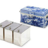 A SET OF THREE GEORGE III OLD SHEFFIELD PLATE TEA CADDIES IN CHINESE BLUE AND WHITE PORCELAIN CASE - Foto 1