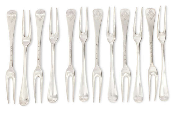 A SET OF TWELVE GEORGE II SILVER TWO-PRONGED TABLE FORKS - photo 1