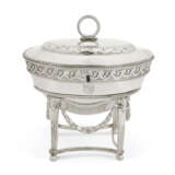 A GEORGE III SILVER TEA CADDY ON STAND - Foto 2