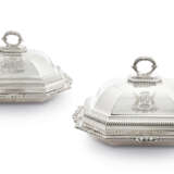 A PAIR OF GEORGE III SILVER ENTREE DISHES AND COVERS FROM THE HAMILTON SERVICE - Foto 1