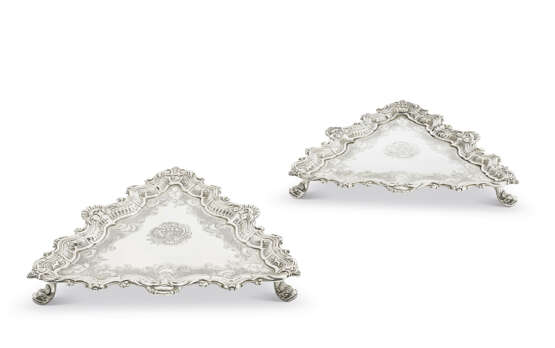 A PAIR OF GEORGE II SILVER SALVERS OR KETTLE STANDS - Foto 2