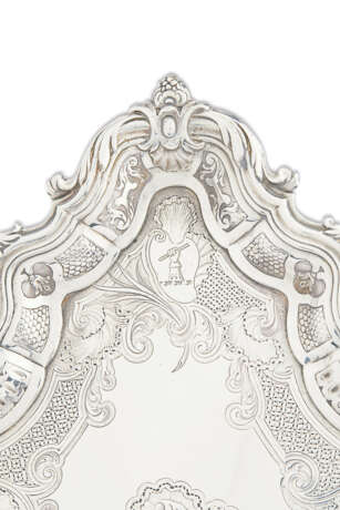 A PAIR OF GEORGE II SILVER SALVERS OR KETTLE STANDS - Foto 3