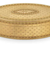 A GEORGE III TWO-COLOUR GOLD SNUFF-BOX