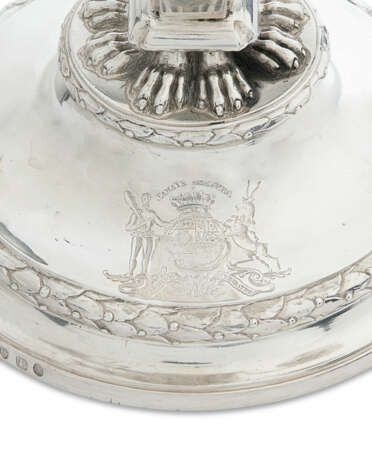 A SET OF FOUR GEORGE III SILVER CANDLESTICKS AND A PAIR OF TWO-LIGHT BRANCHES EN SUITE - фото 3