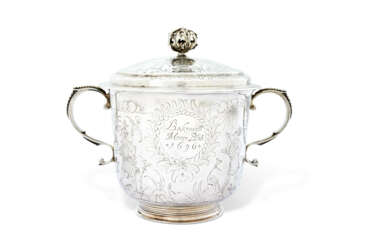 A WILLIAM III SILVER PORRINGER AND COVER