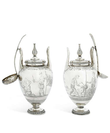 A PAIR OF GEORGE III SILVER CONDIMENT URNS - Foto 2
