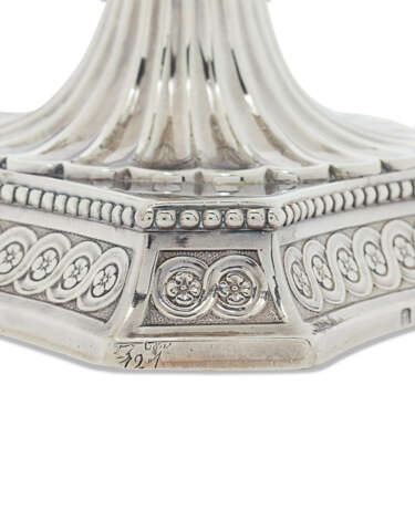 A PAIR OF GEORGE III SILVER CANDLESTICKS - photo 5