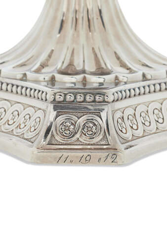 A PAIR OF GEORGE III SILVER CANDLESTICKS - Foto 6