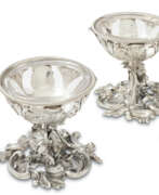 Salzstreuer. TWO MATCHING PAIRS OF GEORGE II SILVER SALT-CELLARS