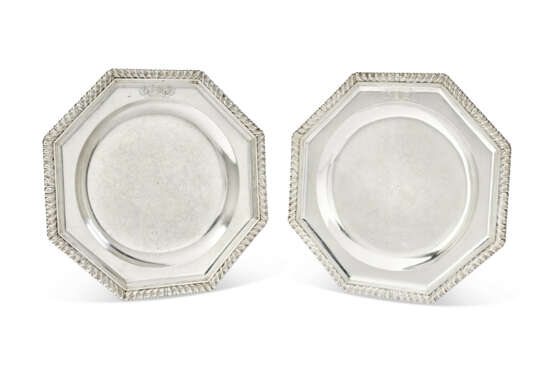 A PAIR OF GEORGE II SILVER OCTAGONAL SECOND-COURSE DISHES - Foto 1