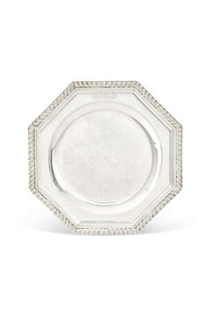 A PAIR OF GEORGE II SILVER OCTAGONAL SECOND-COURSE DISHES - photo 2