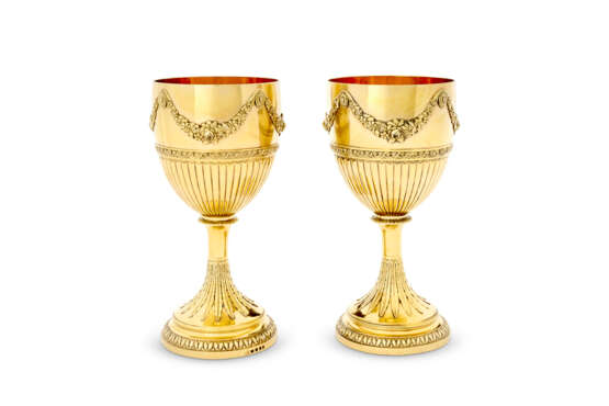 A PAIR OF GEORGE III SILVER-GILT GOBLETS - фото 2