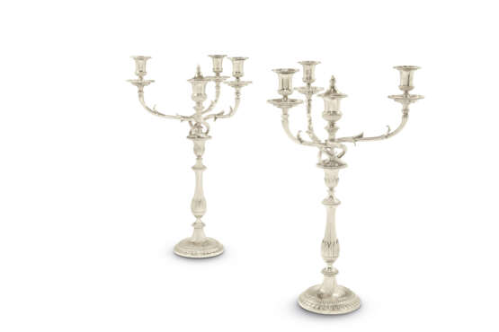 A PAIR OF GEORGE III SILVER FOUR-LIGHT CANDELABRA - Foto 1