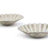 A PAIR OF GEORGE II SILVER SHELL DISHES - photo 2