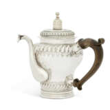 A WILLIAM III SILVER CHOCOLATE-POT AND COVER - фото 1