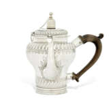 A WILLIAM III SILVER CHOCOLATE-POT AND COVER - Foto 2